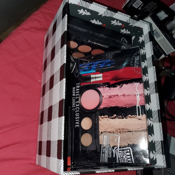 Mac MAKEUP Box - Picture 2 of 3